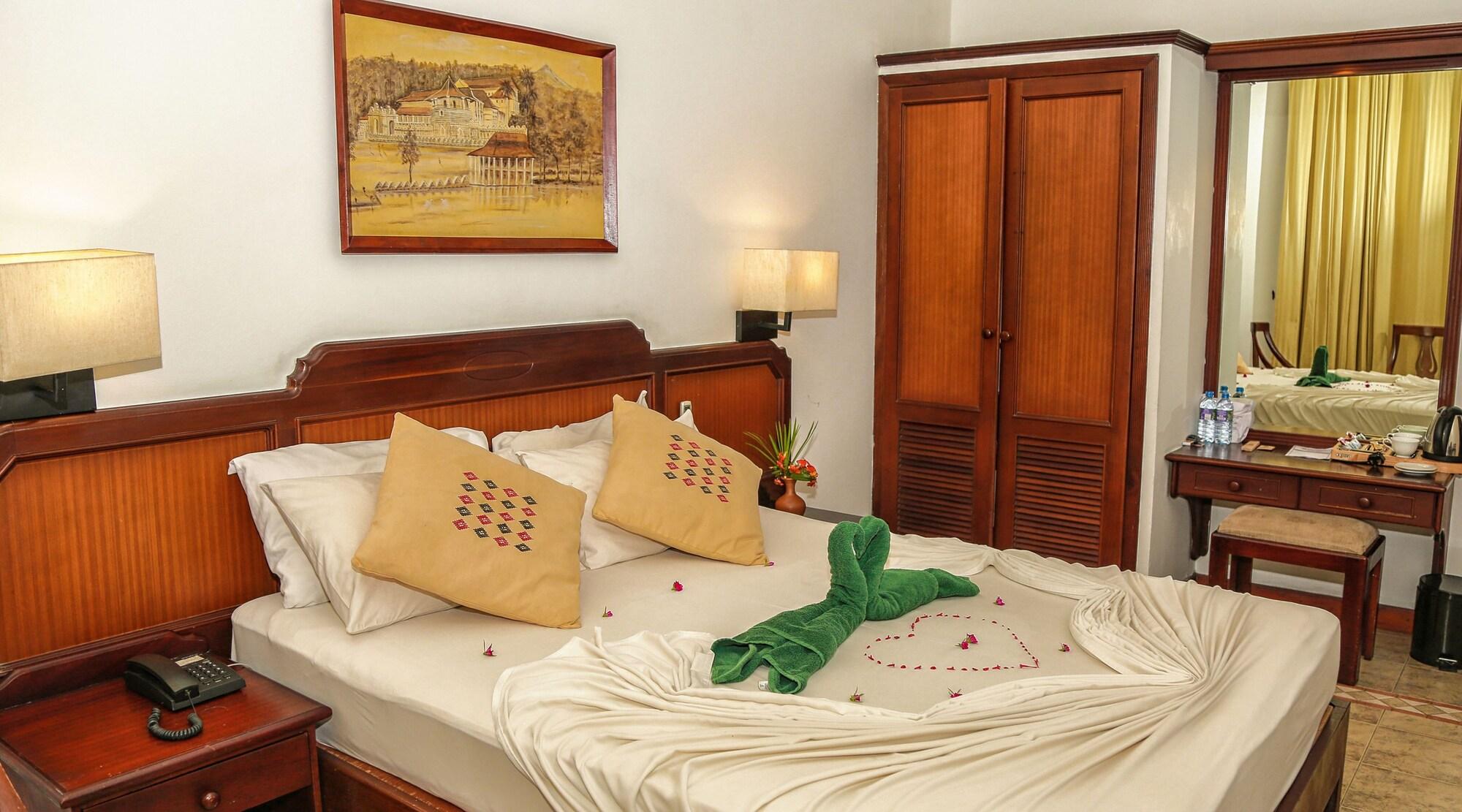 Senani Hotel Канди Экстерьер фото