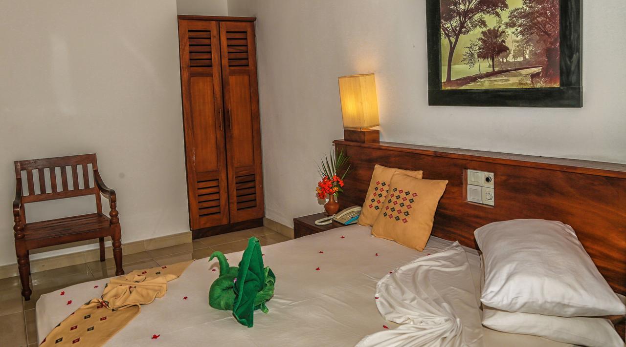 Senani Hotel Канди Экстерьер фото