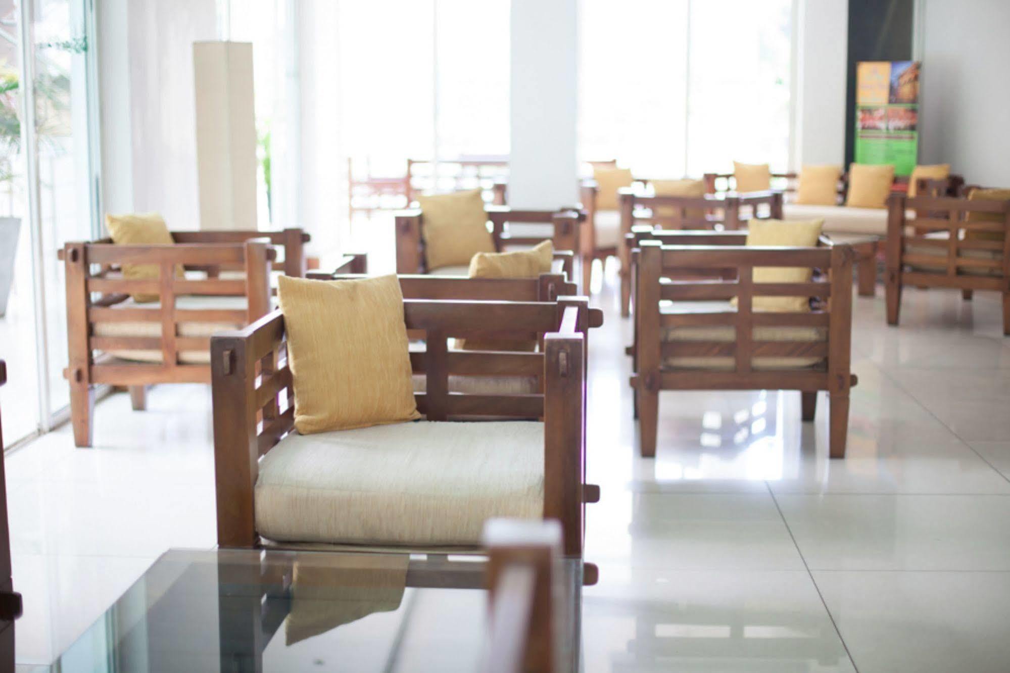 Senani Hotel Канди Экстерьер фото