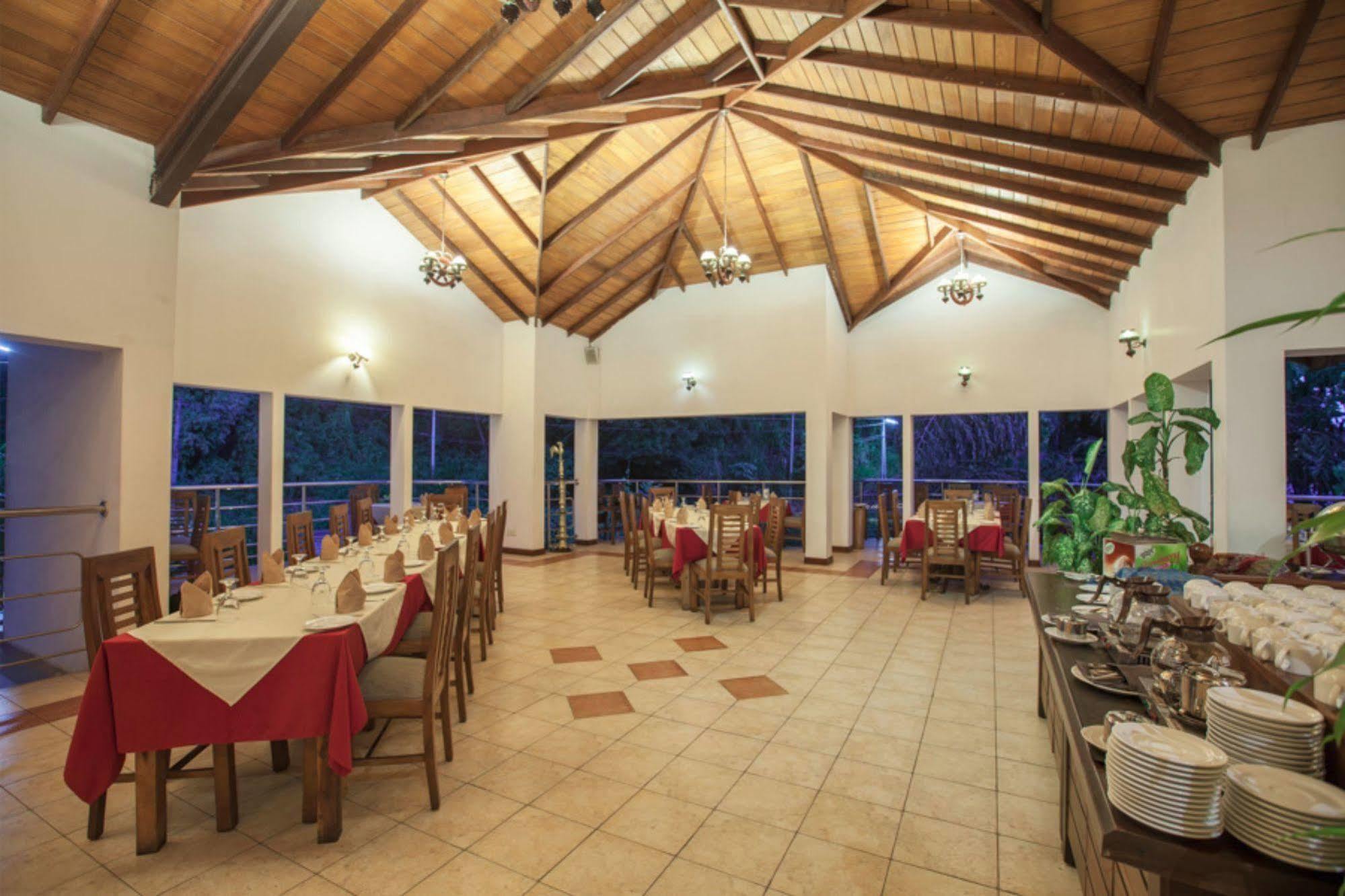 Senani Hotel Канди Экстерьер фото