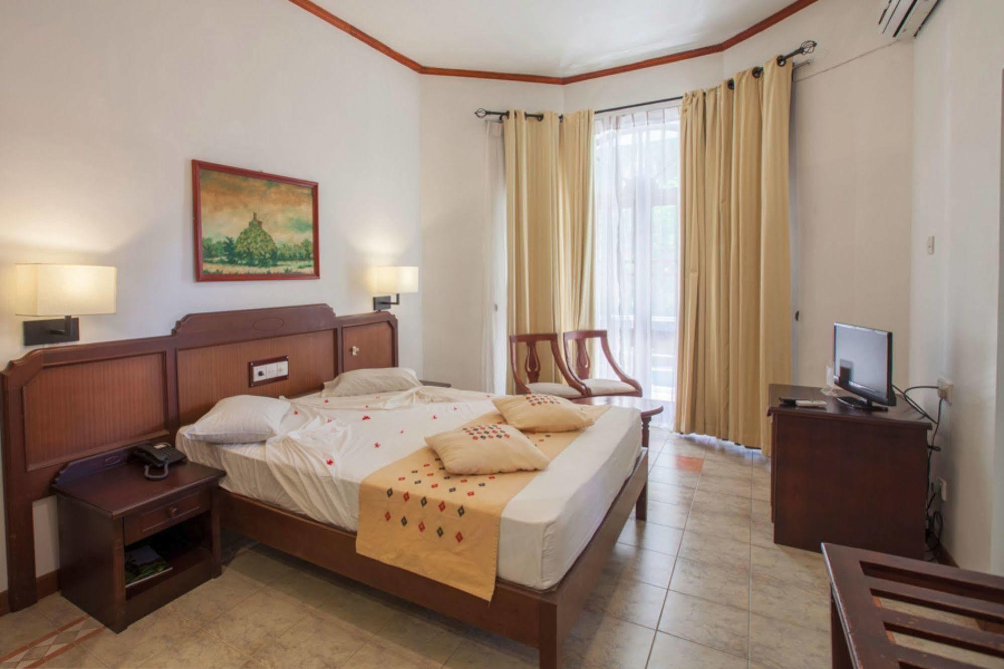Senani Hotel Канди Экстерьер фото