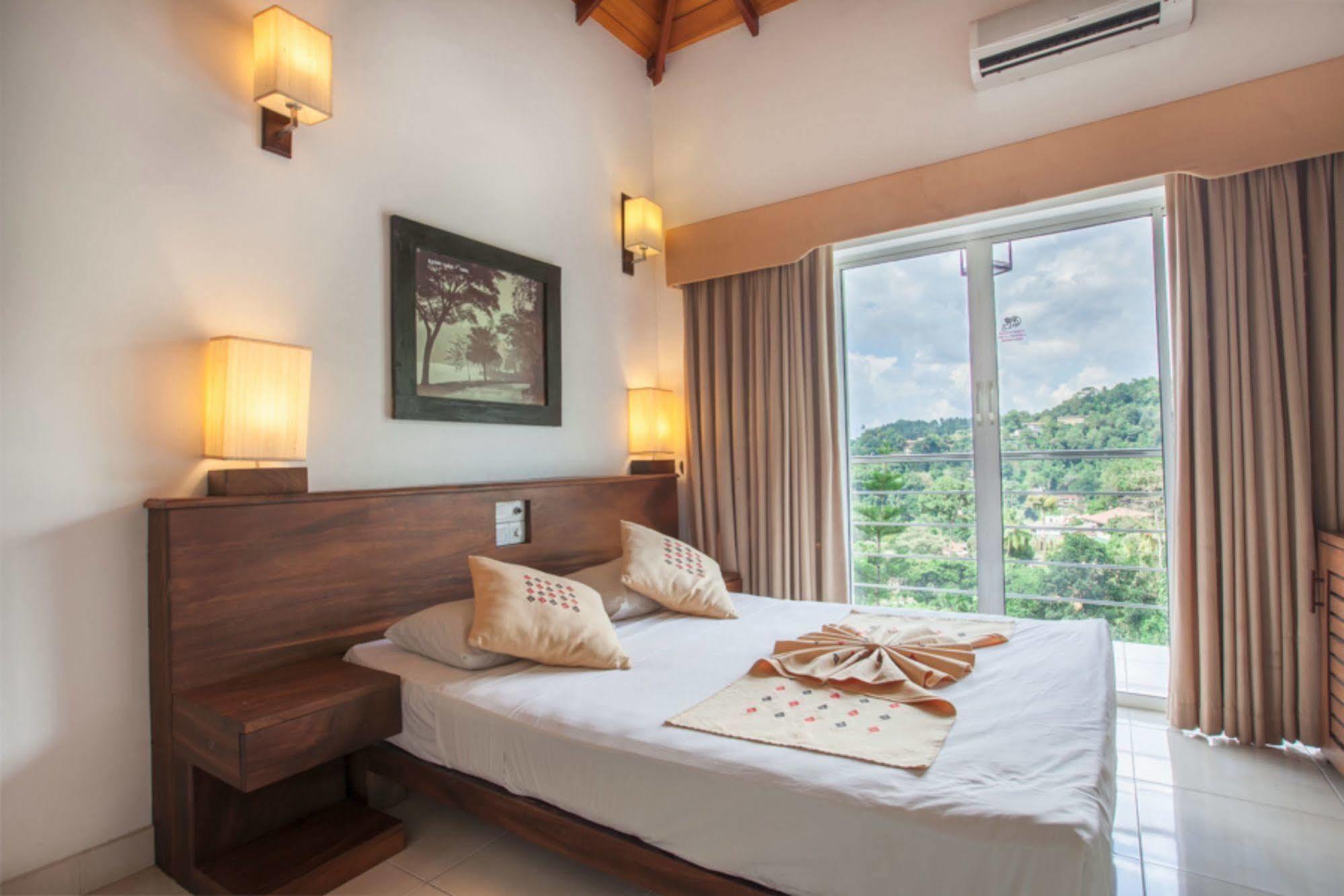 Senani Hotel Канди Экстерьер фото