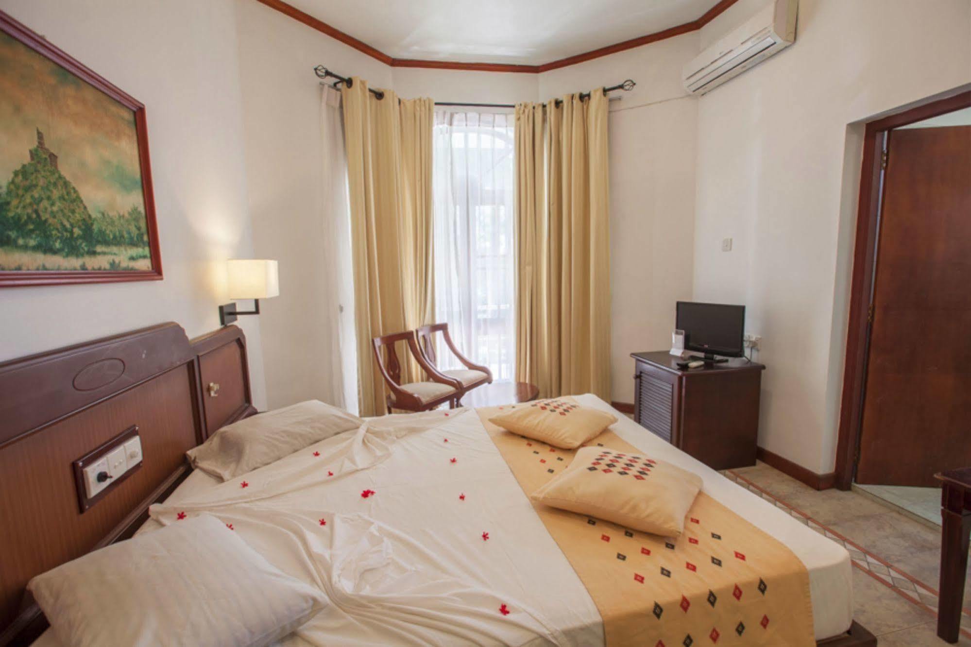 Senani Hotel Канди Экстерьер фото