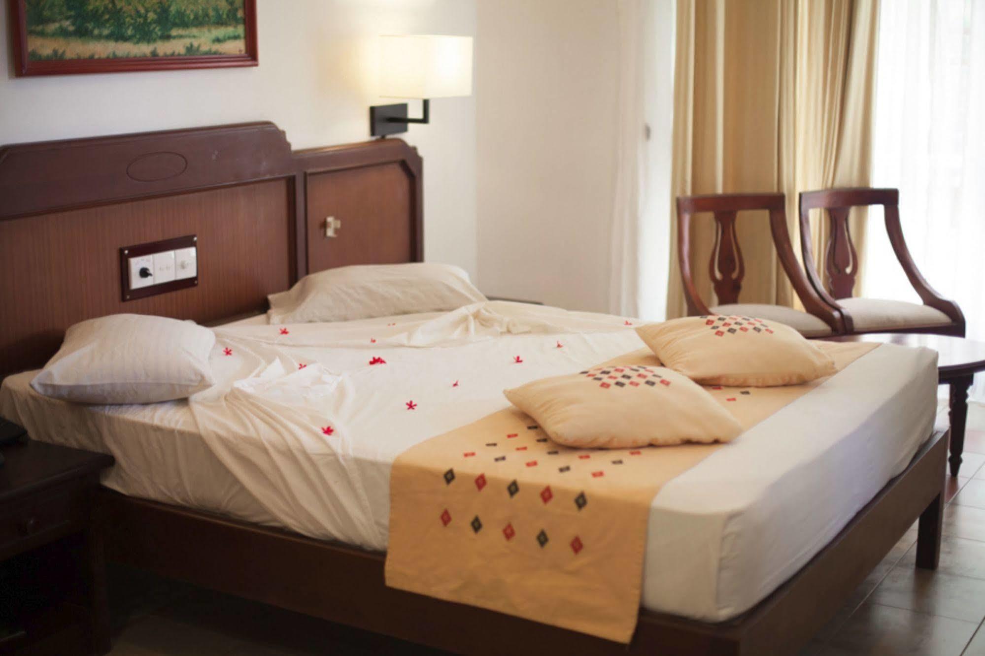 Senani Hotel Канди Экстерьер фото