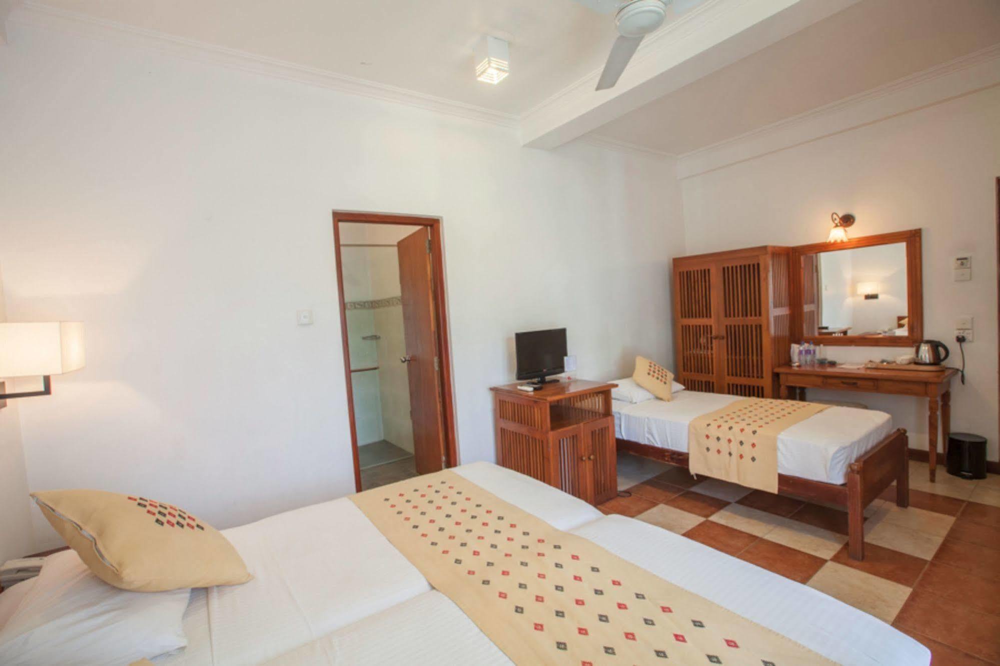 Senani Hotel Канди Экстерьер фото