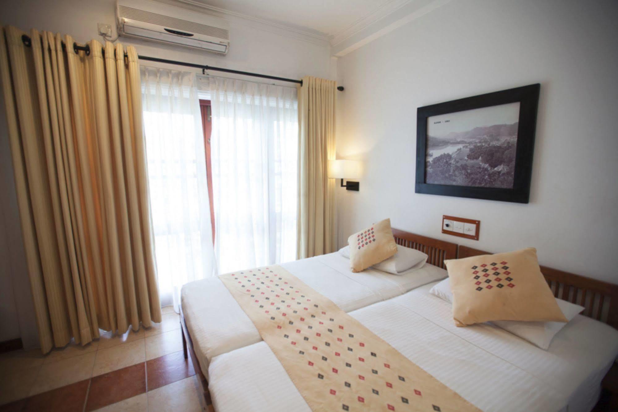 Senani Hotel Канди Экстерьер фото