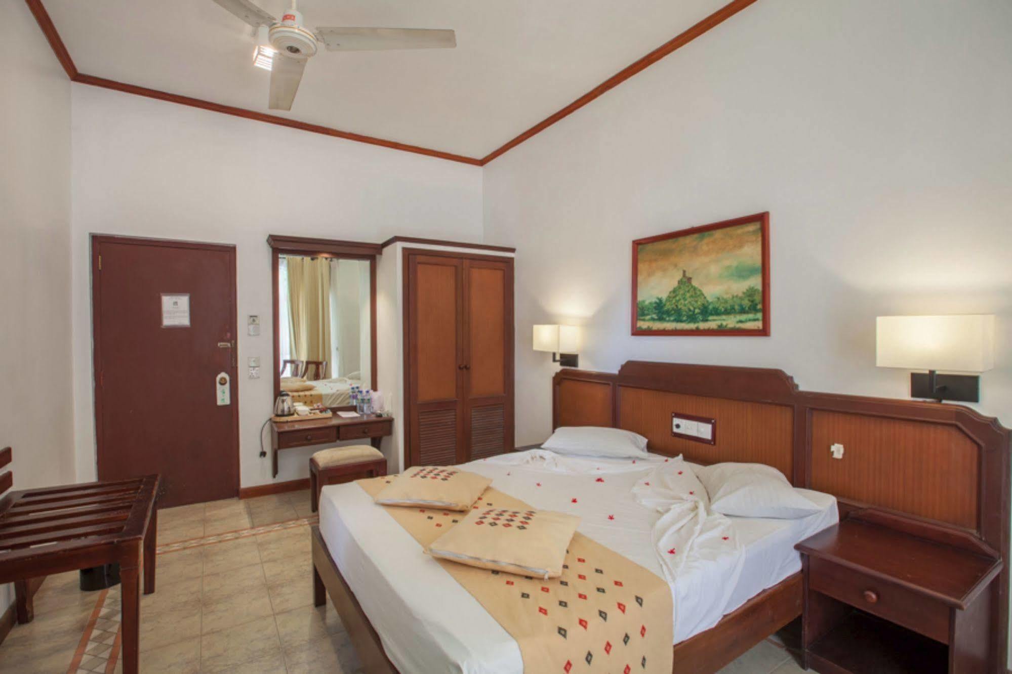 Senani Hotel Канди Экстерьер фото