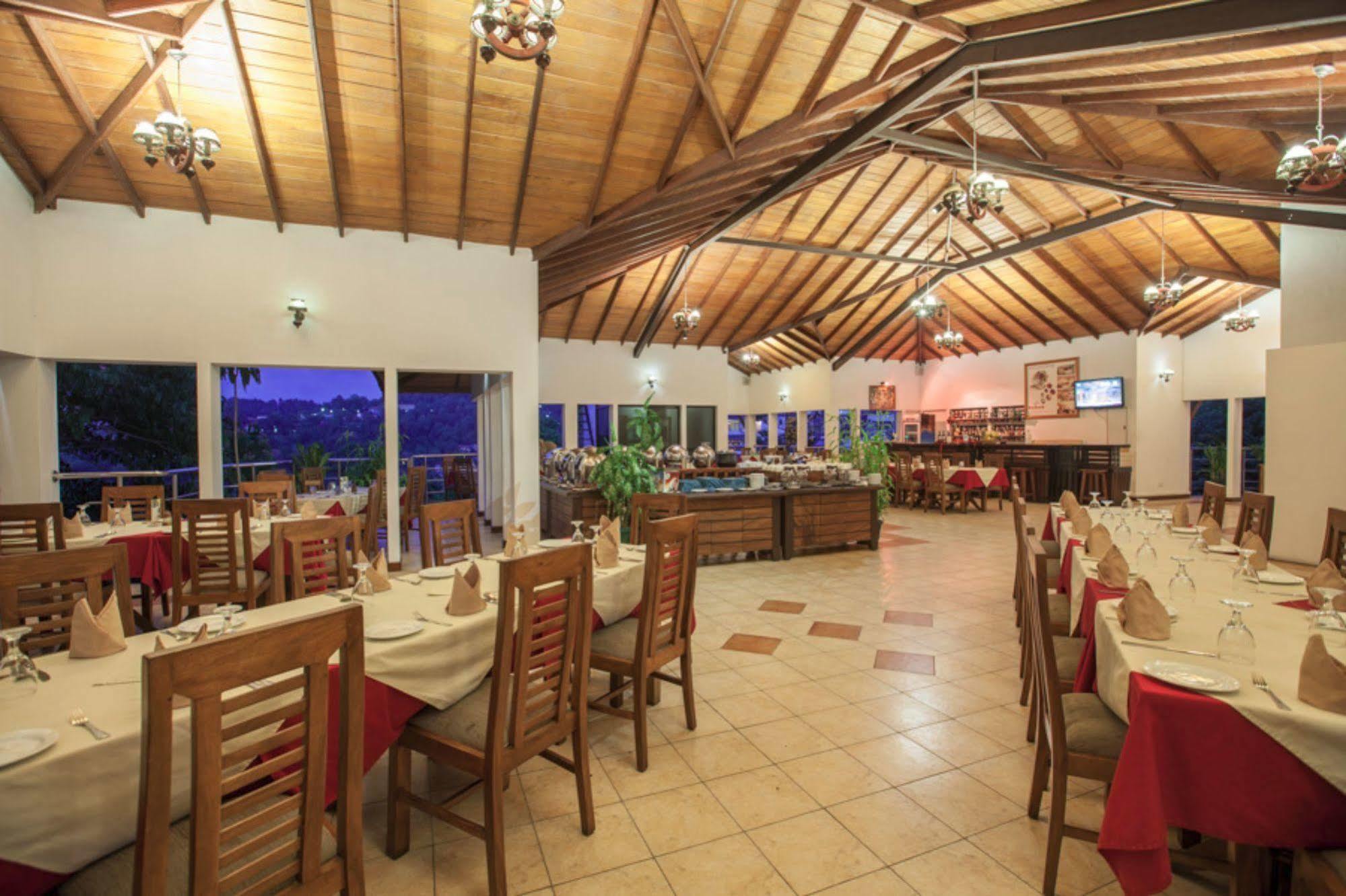 Senani Hotel Канди Экстерьер фото